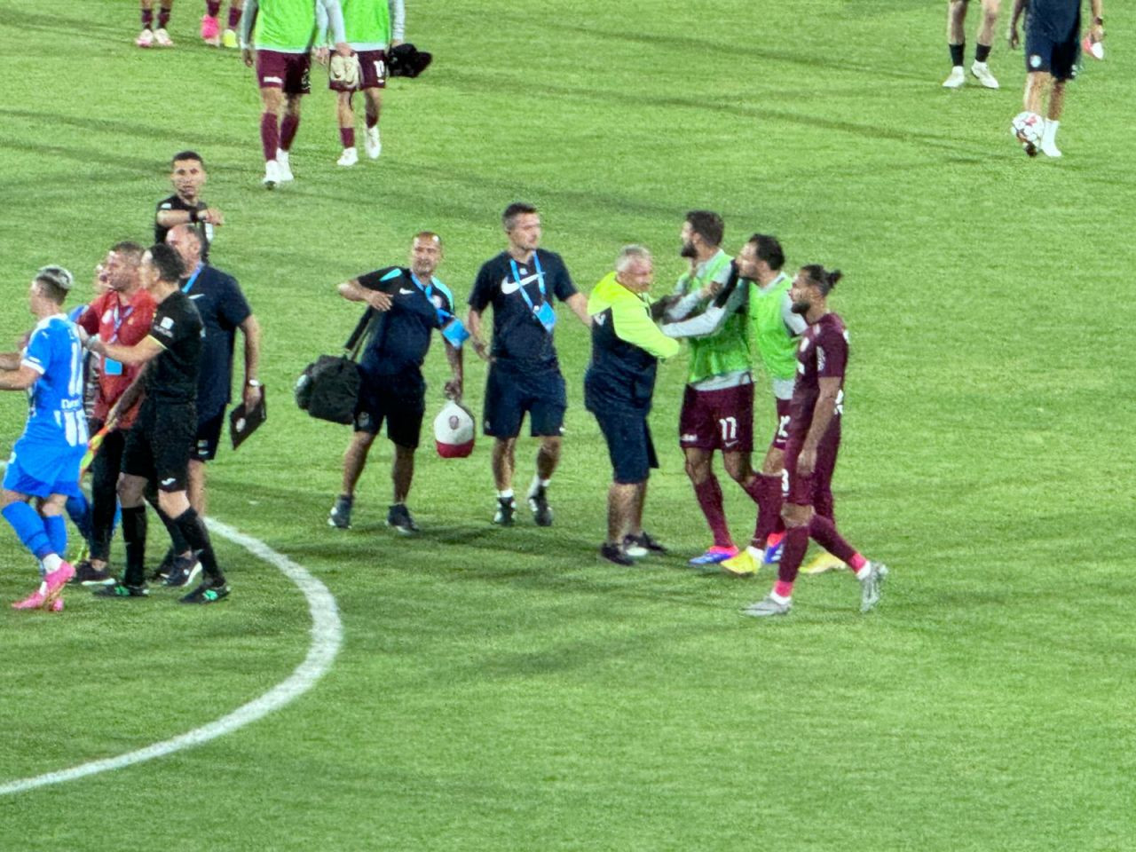 Criză de nervi! Ce a făcut Dan Petrescu imediat după CFR Cluj - Universitatea Craiova 0-2_4