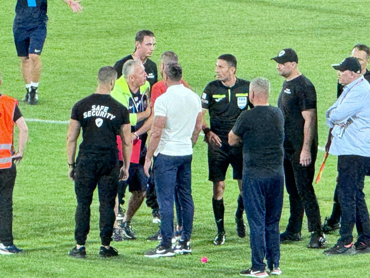 Criză de nervi! Ce a făcut Dan Petrescu imediat după CFR Cluj - Universitatea Craiova 0-2_7