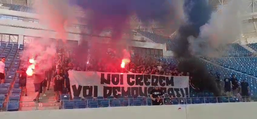 &bdquo;Noi credem, voi demonstrați! Fanii Universităţii Craiova au făcut spectacol la antrenamentul dinaintea returului cu Maribor