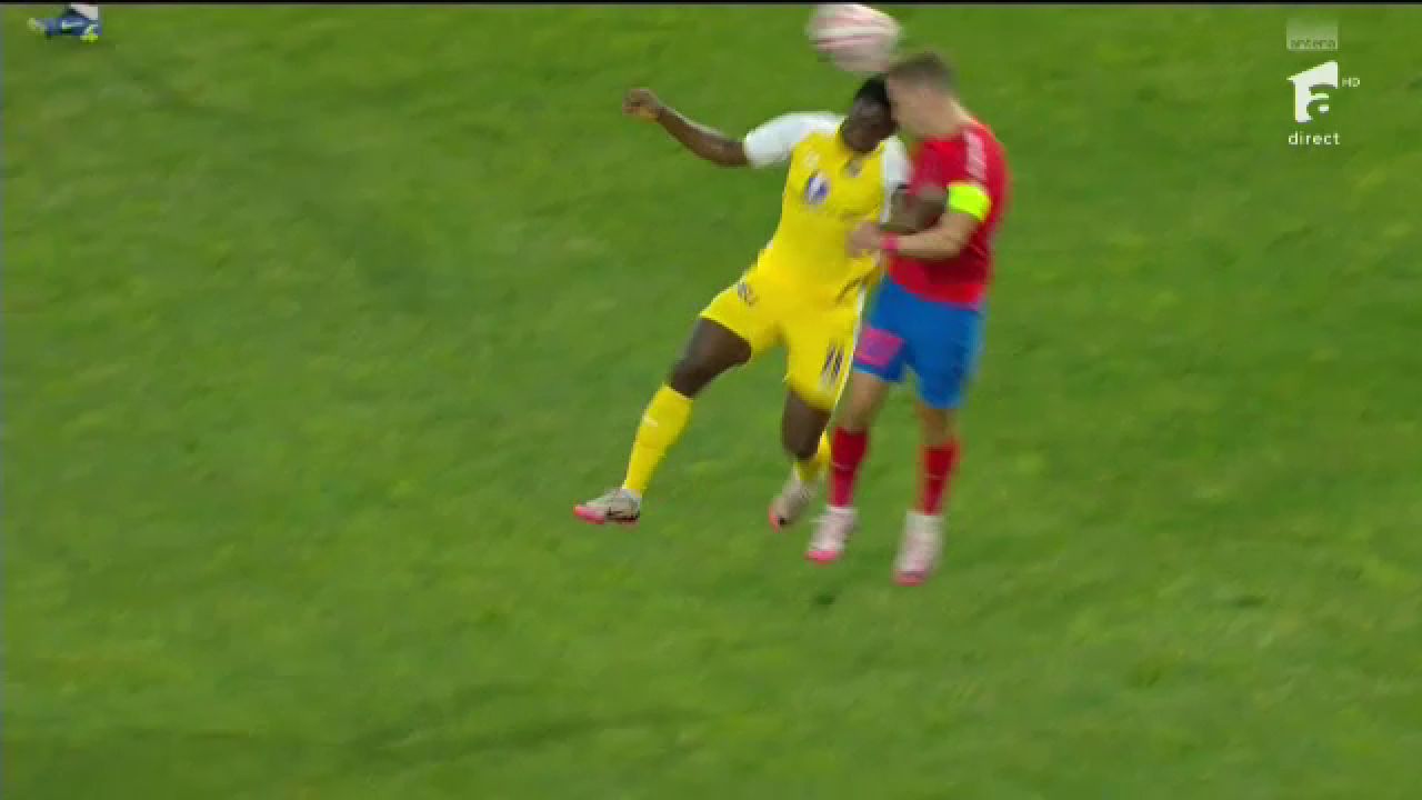 Horror! Darius Olaru, plin de sânge în Maccabi Tel Aviv - FCSB după un contact dur cu un adversar_5