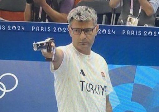 Turcul și pistolul! Cu ce look neobișnuit a c&acirc;știgat Yusuf Dikec argintul olimpic la tir