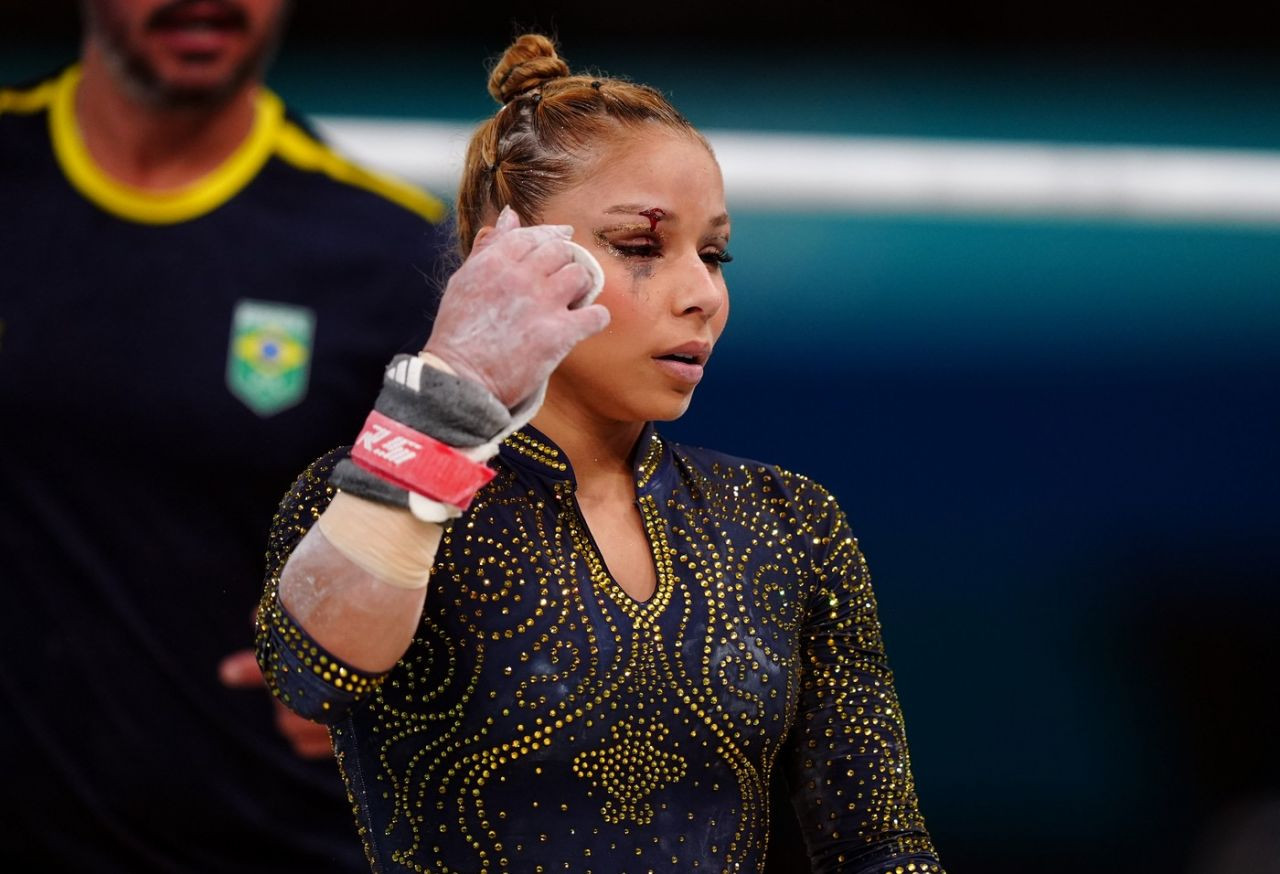 Unde sunt? S&acirc;ngerez! . Gimnasta care a scris istorie la JO, după ce a suferit o accidentare teribilă &icirc;n startul concursului