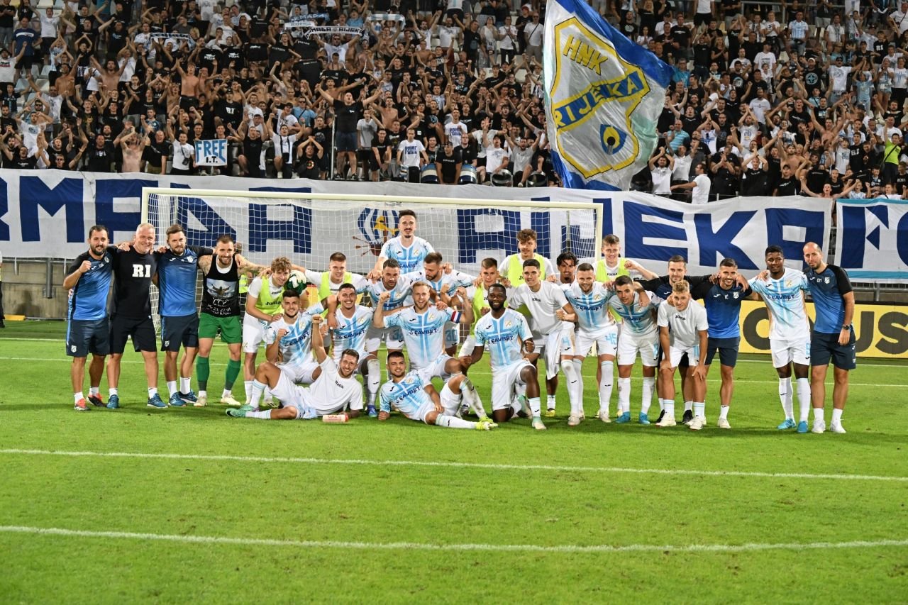 Scandalos! Ce au făcut fanii lui Rijeka la meciul &icirc;mpotriva Corvinului Hunedoara
