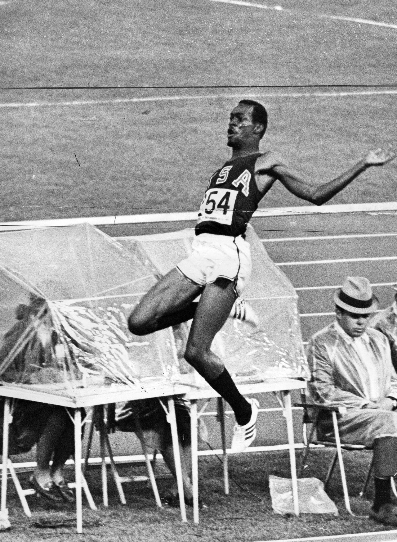 Apariție rară! La 76 de ani, legendarul Bob Beamon a inaugurat competițiile de atletism la Paris_2