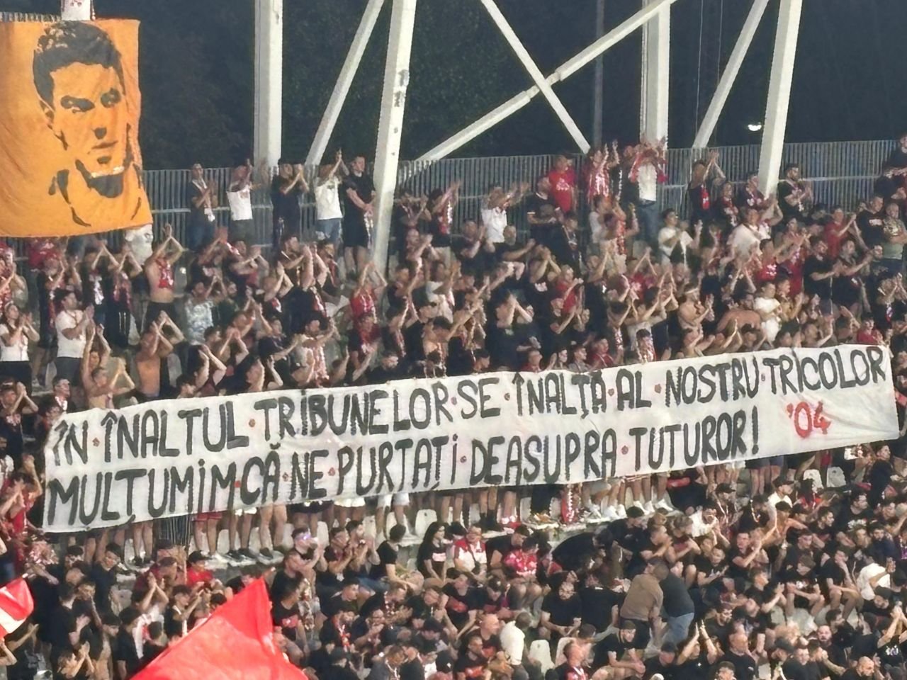 Numele lui David Popovici a răsunat pe Arcul de Triumf! Galeria lui Dinamo, mesaje pentru Cornel Dinu și sportivii români de la JO 2024_3