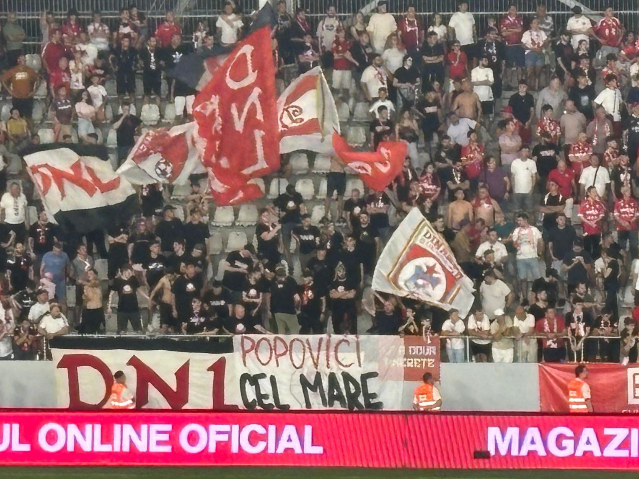 Numele lui David Popovici a răsunat pe Arcul de Triumf! Galeria lui Dinamo, mesaje pentru Cornel Dinu și sportivii rom&acirc;ni de la JO 2024