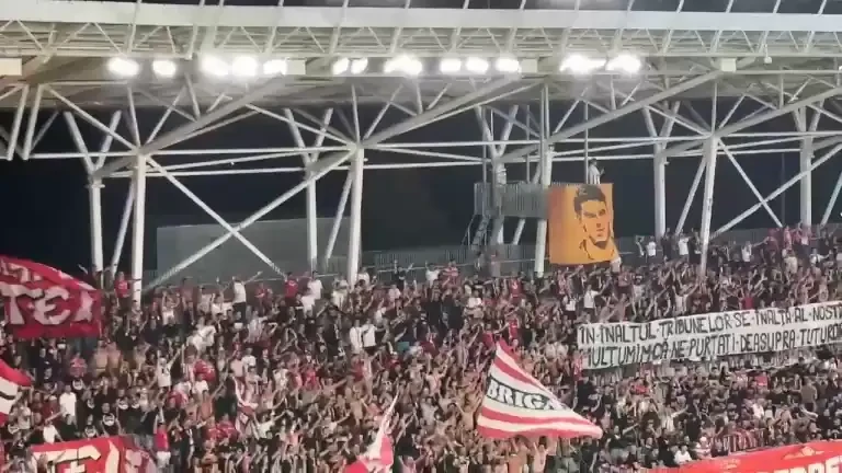 Galeria lui Dinamo scandează numele lui David Popovici (02.08.2024)