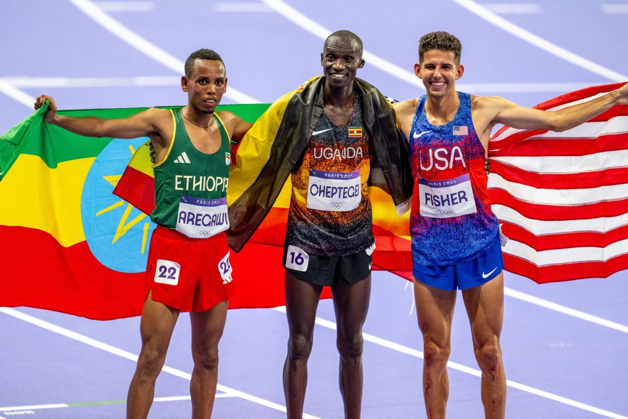 Joshua Cheptegei face legea! Triplul campion mondial și deținătorul recordului lumii a câștigat titlul la JO cu record olimpic_3