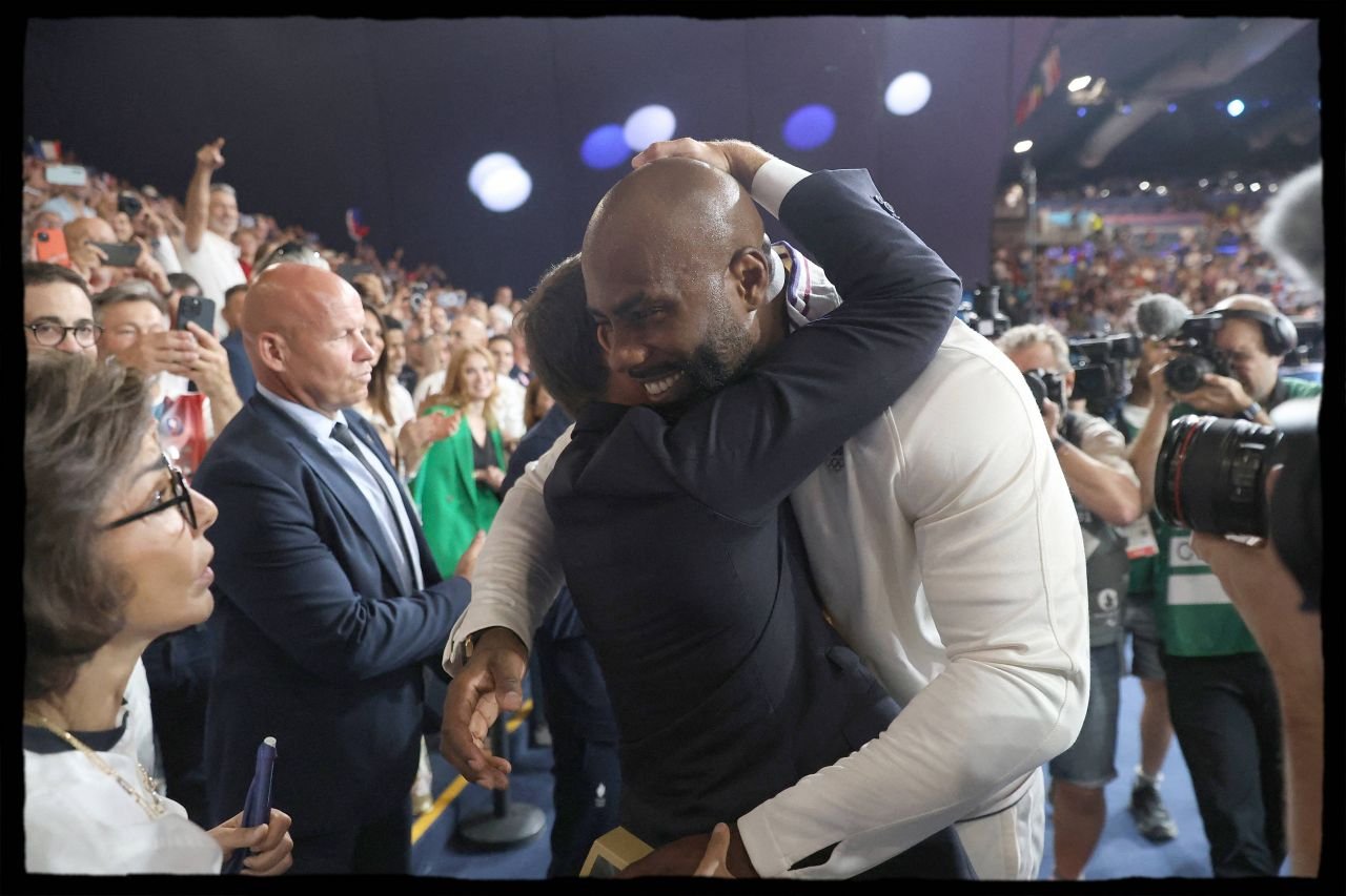 Franța vibrează, Riner e The GOAT! Până și Macron s-a implicat la ceremonia de premiere a uriașului de 2,05 m_3