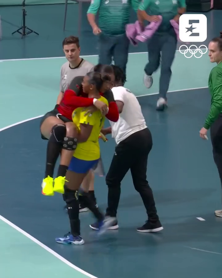 Episod emoționant la Jocurile Olimpice! Albertina Kassoma a căzut la pământ, dar o adversară a sărit imediat în ajutor! Ambele joacă în România_5