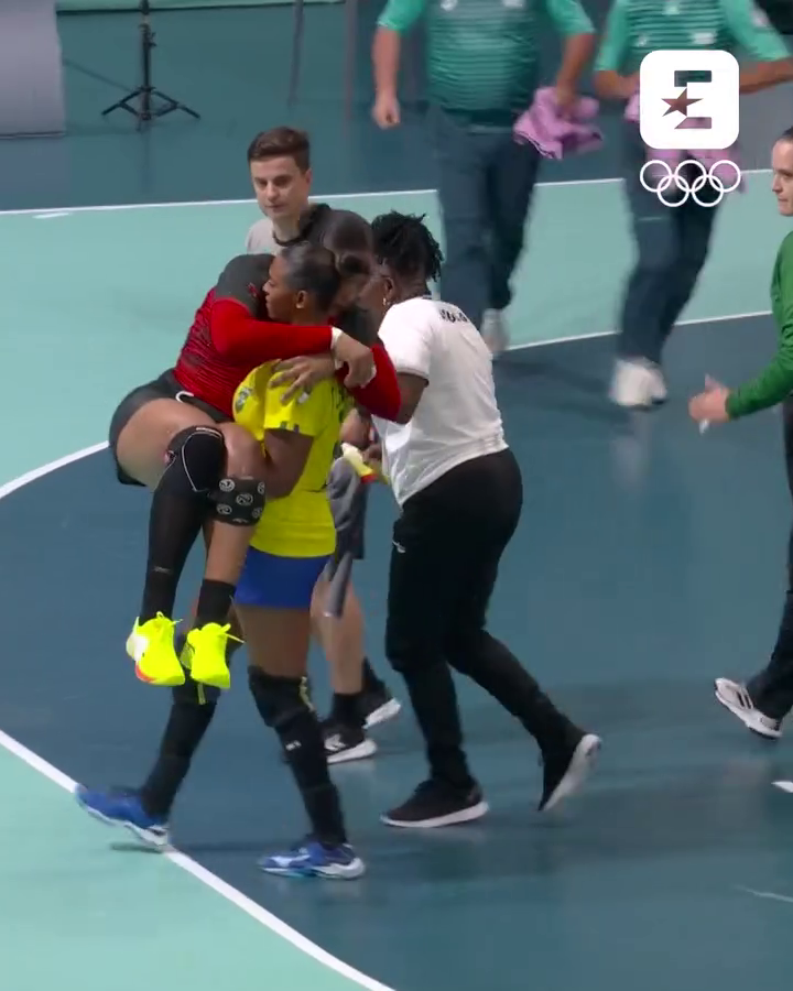 Episod emoționant la Jocurile Olimpice! Albertina Kassoma a căzut la pământ, dar o adversară a sărit imediat în ajutor! Ambele joacă în România_6