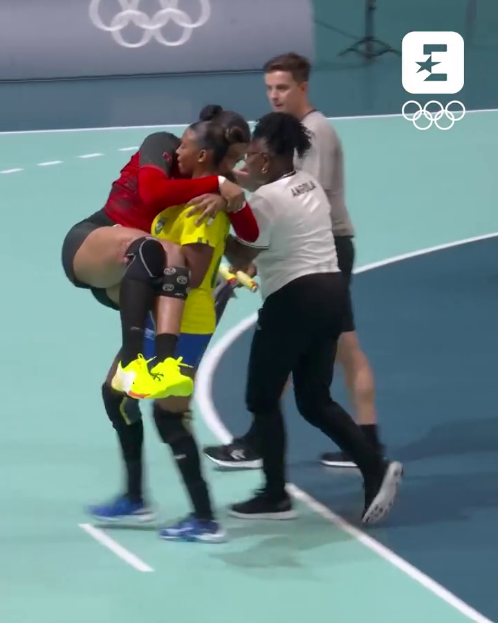 Episod emoționant la Jocurile Olimpice! Albertina Kassoma a căzut la pământ, dar o adversară a sărit imediat în ajutor! Ambele joacă în România_10