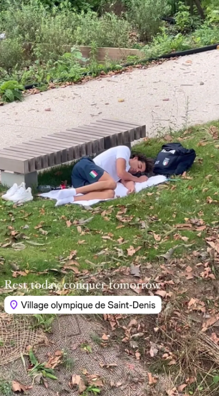 Imagini virale cu medaliatul cu aur la JO! A fost filmat în timp ce dormea în parc, după ce a criticat condițiile de la Paris