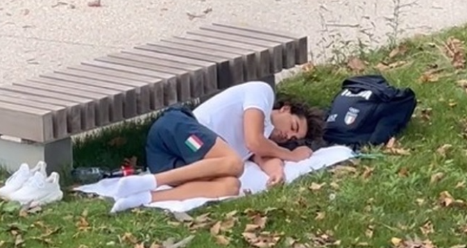 Imagini virale cu medaliatul cu aur la JO! A fost filmat &icirc;n timp ce dormea &icirc;n parc, după ce a criticat condițiile de la Paris