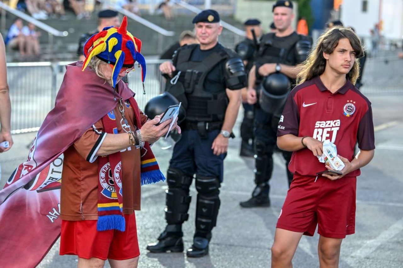Sparta Praga are pe stemă culorile României! Fanii cehilor afișează mereu steaguri și eșarfe cu
