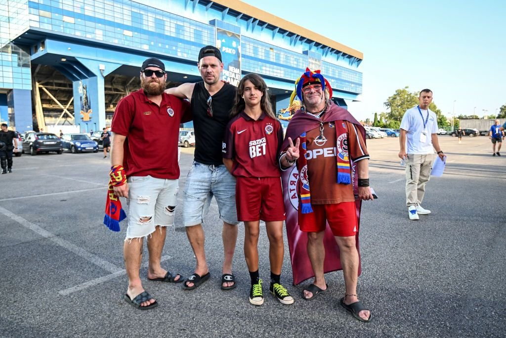 Sparta Praga are pe stemă culorile României! Fanii cehilor afișează mereu steaguri și eșarfe cu 