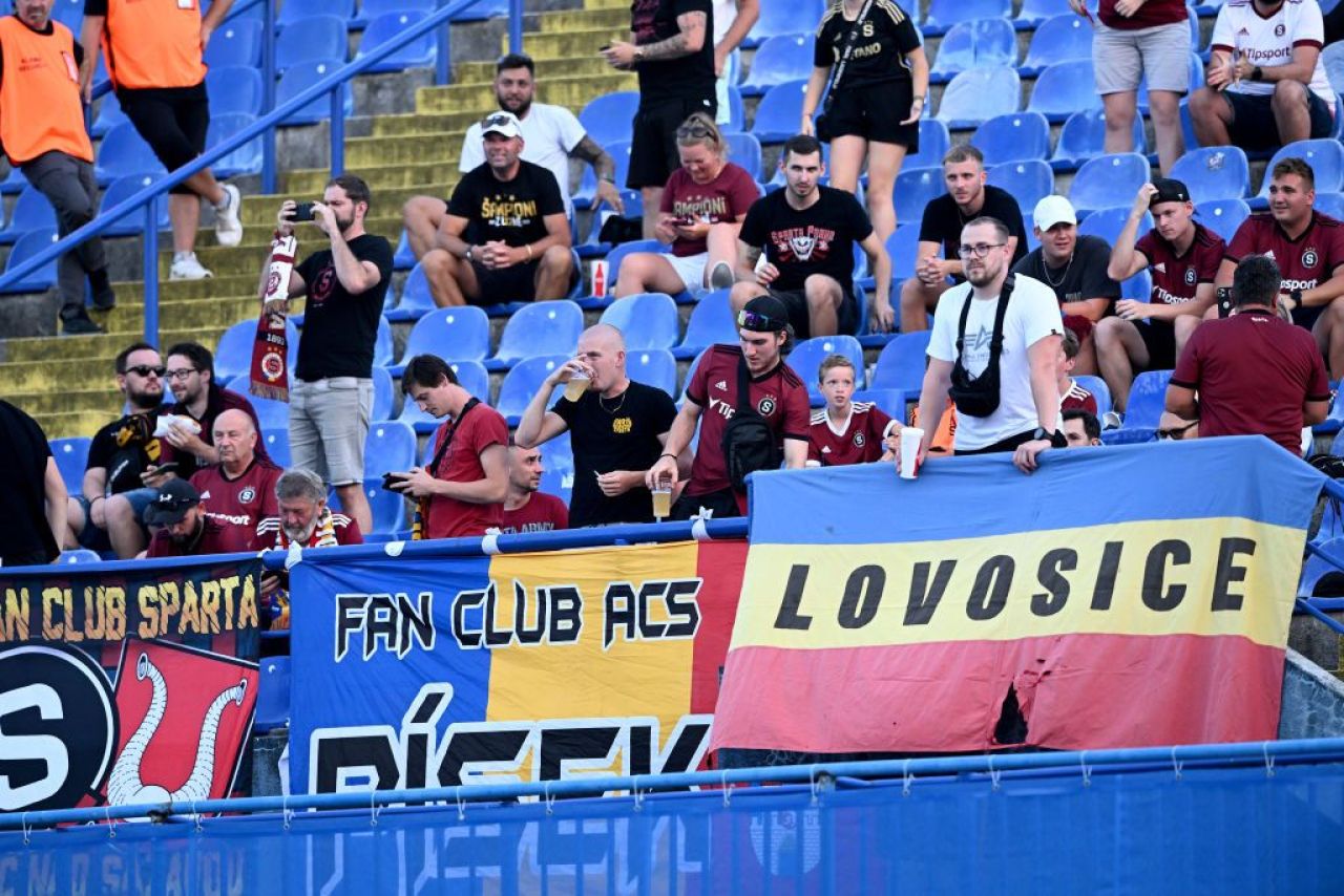 Sparta Praga are pe stemă culorile României! Fanii cehilor afișează mereu steaguri și eșarfe cu
