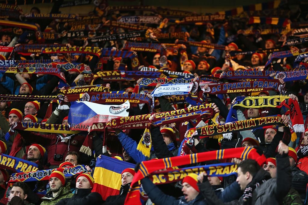 Sparta Praga are pe stemă culorile României! Fanii cehilor afișează mereu steaguri și eșarfe cu 