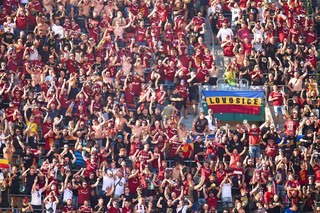 Sparta Praga are pe stemă culorile României! Fanii cehilor afișează mereu steaguri și eșarfe cu