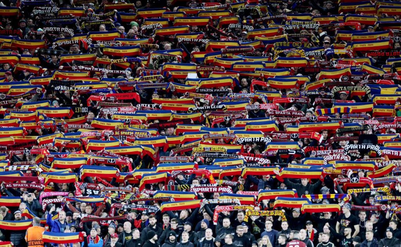 Sparta Praga are pe stemă culorile României! Fanii cehilor afișează mereu steaguri și eșarfe cu