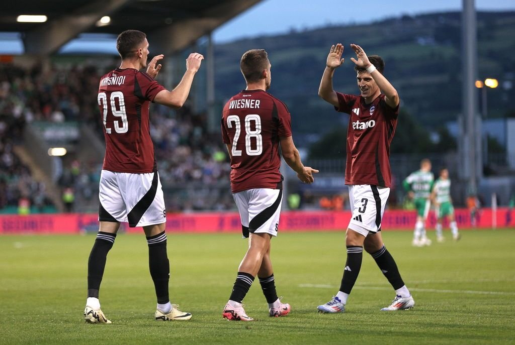 Sparta Praga are pe stemă culorile României! Fanii cehilor afișează mereu steaguri și eșarfe cu 