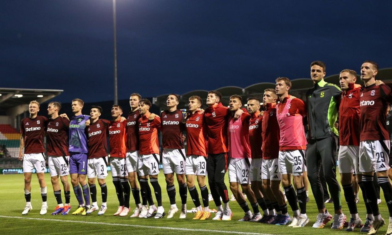 Sparta Praga are pe stemă culorile României! Fanii cehilor afișează mereu steaguri și eșarfe cu