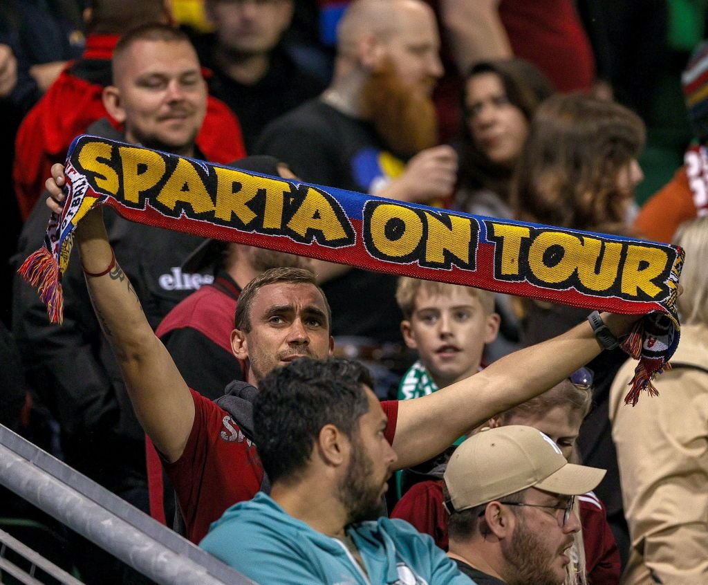 Sparta Praga are pe stemă culorile României! Fanii cehilor afișează mereu steaguri și eșarfe cu 