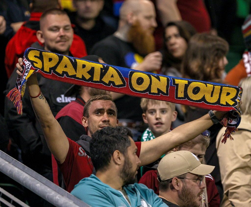 Sparta Praga are pe stemă culorile României! Fanii cehilor afișează mereu steaguri și eșarfe cu