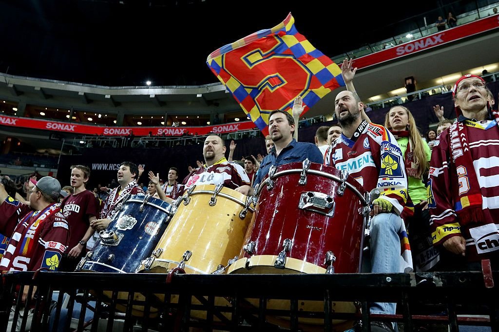 Sparta Praga are pe stemă culorile României! Fanii cehilor afișează mereu steaguri și eșarfe cu 