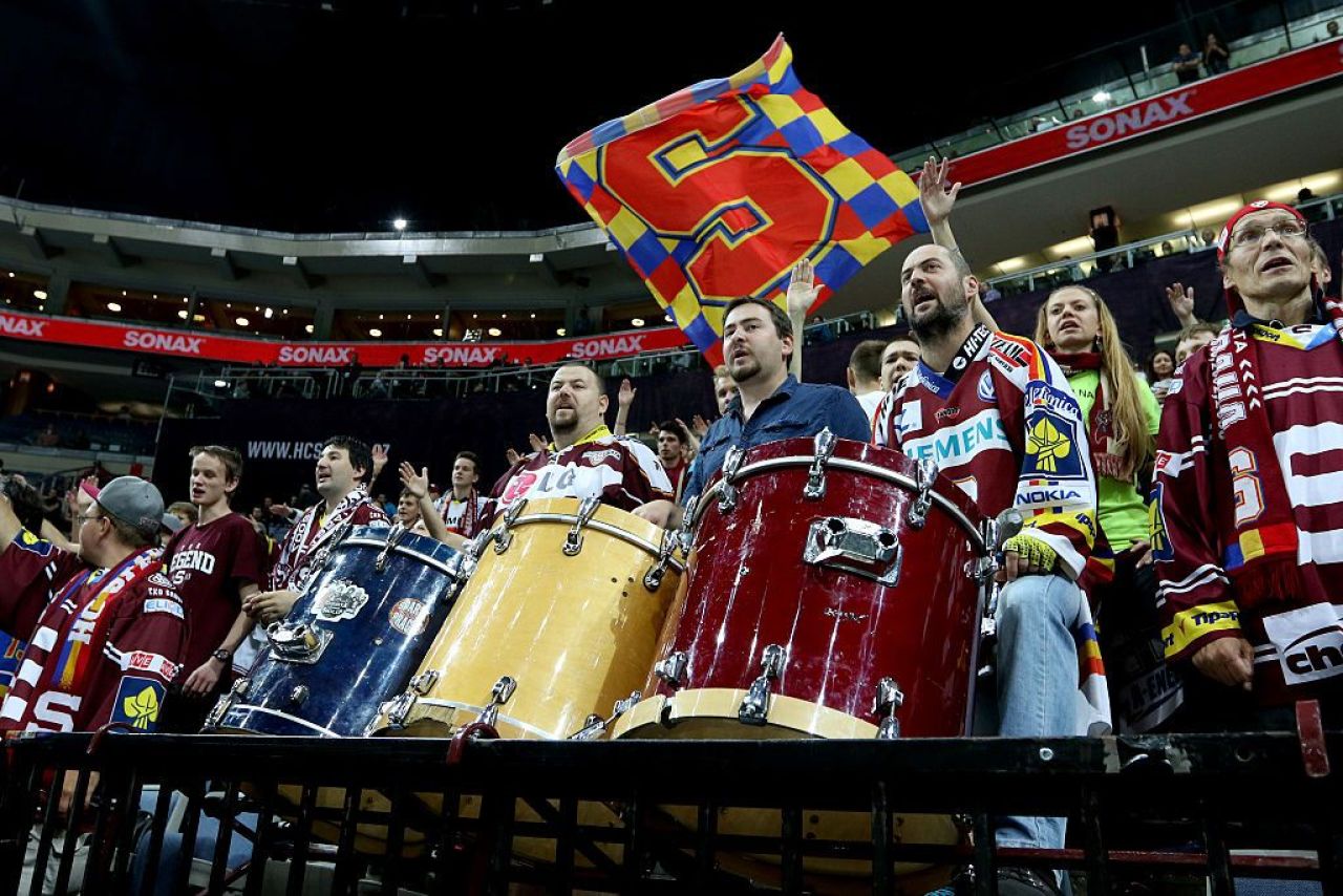 Sparta Praga are pe stemă culorile României! Fanii cehilor afișează mereu steaguri și eșarfe cu