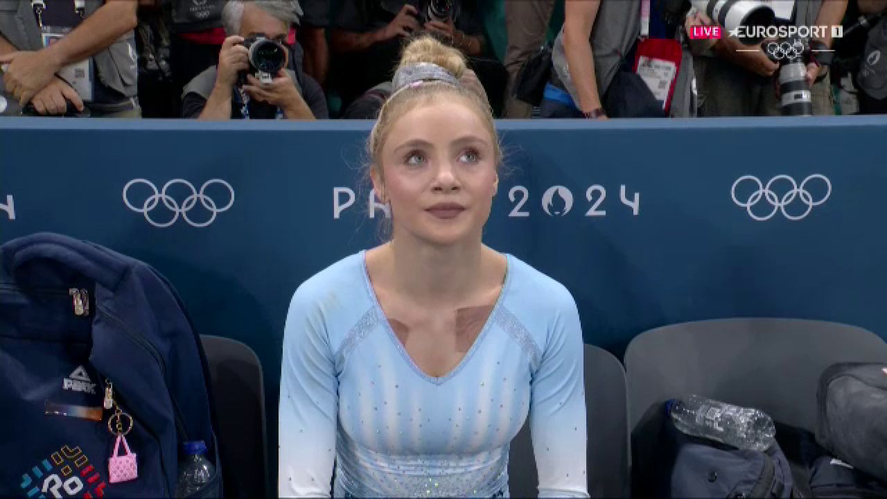 Imaginea zilei! Simone Biles, prima gimnastă care a îmbrățișat-o pe Sabrina Voinea după evoluția ratată la bârnă_2