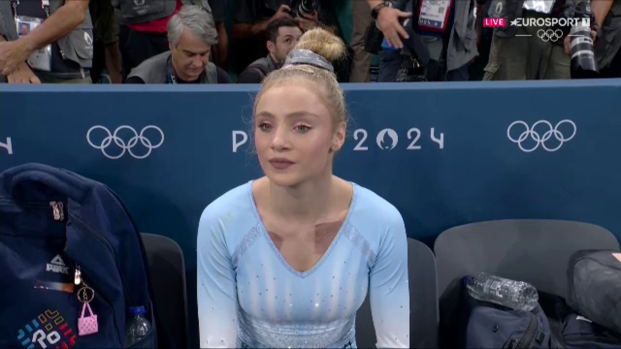 Imaginea zilei! Simone Biles, prima gimnastă care a îmbrățișat-o pe Sabrina Voinea după evoluția ratată la bârnă_1
