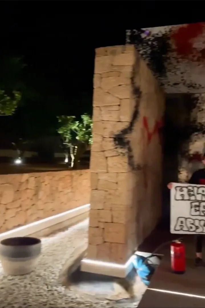 Vila de 11 milioane de euro a lui Lionel Messi, vandalizată de activiștii de mediu: ”Este construită ilegal!”_7
