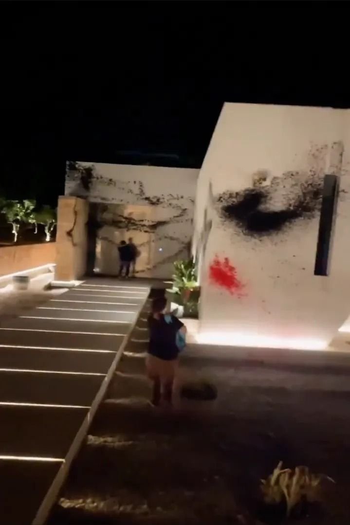 Vila de 11 milioane de euro a lui Lionel Messi, vandalizată de activiștii de mediu: ”Este construită ilegal!”_13