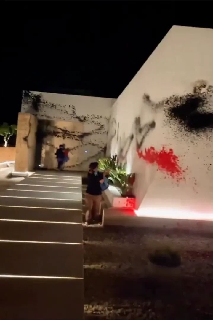 Vila de 11 milioane de euro a lui Lionel Messi, vandalizată de activiștii de mediu: ”Este construită ilegal!”_15