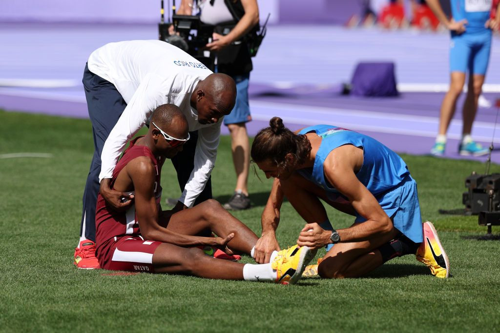 Ca de la campion la campion! Imagini emoționante de la calificările la săritura în înălțime: ce au făcut medaliații cu aur de la Tokyo_2