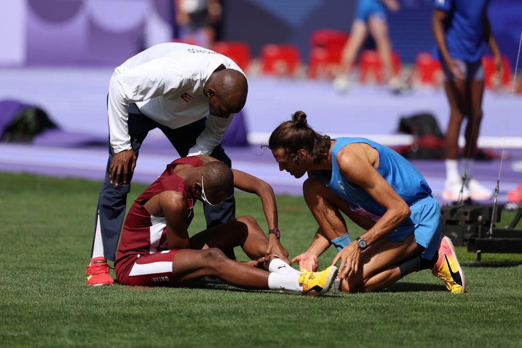 Ca de la campion la campion! Imagini emoționante de la calificările la săritura în înălțime: ce au făcut medaliații cu aur de la Tokyo_3