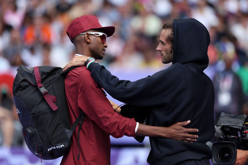 Ca de la campion la campion! Imagini emoționante de la calificările la săritura în înălțime: ce au făcut medaliații cu aur de la Tokyo_4