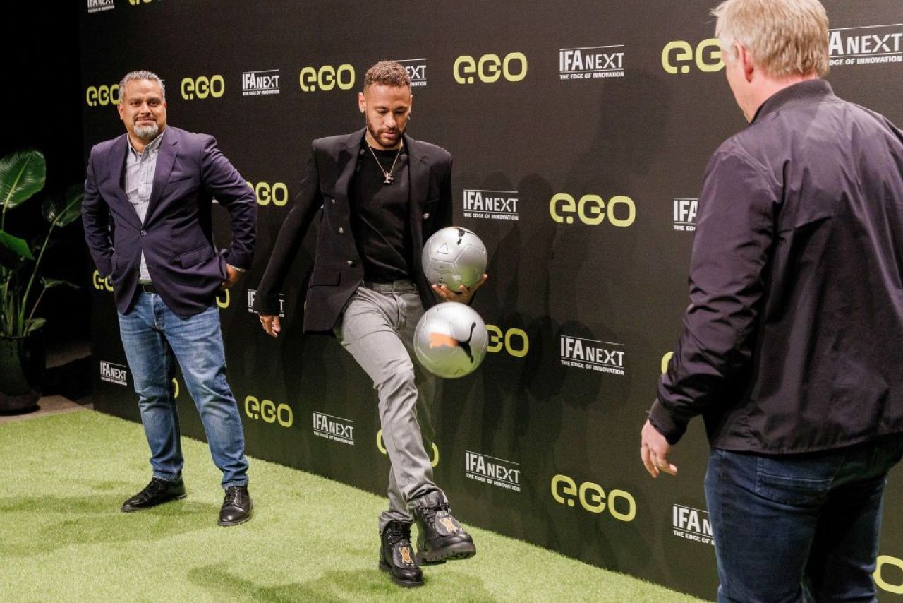Un model din Ungaria îi cere lui Neymar să facă test de paternitate, pentru că nu și-ar fi recunoscut fetița!_4