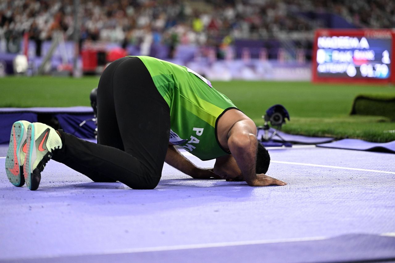 Nebunie cu prăjituri și bomboane în Pakistan după aurul olimpic al lui Arshad Nadeem! ”El a dus aurul, noi nu avem nimic”_10