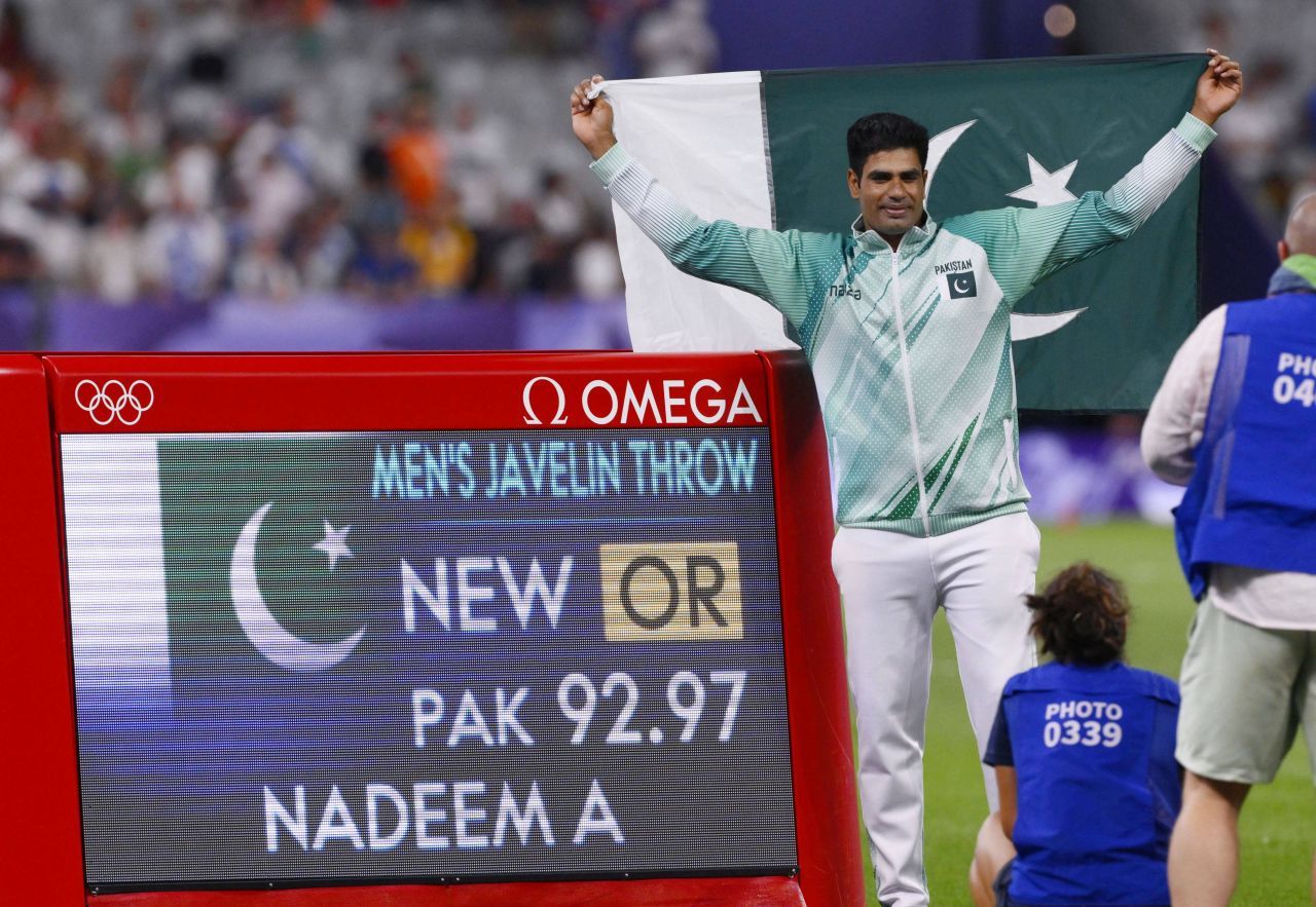 Nebunie cu prăjituri și bomboane în Pakistan după aurul olimpic al lui Arshad Nadeem! ”El a dus aurul, noi nu avem nimic”_13