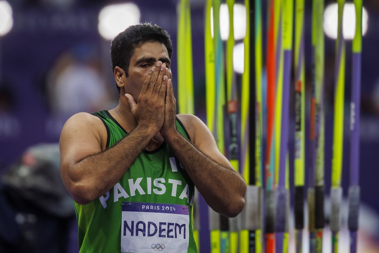 Nebunie cu prăjituri și bomboane în Pakistan după aurul olimpic al lui Arshad Nadeem! ”El a dus aurul, noi nu avem nimic”_15