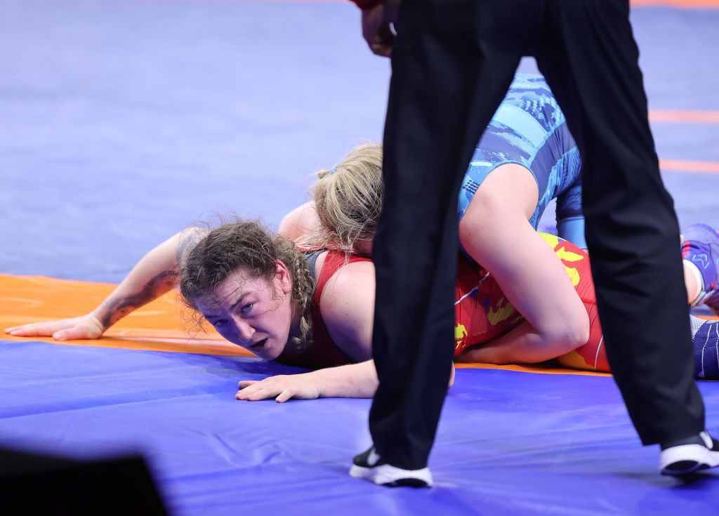 Zi neagră pentru Cătălina Axente la Jocurile Olimpice! Scoasă pe targă după ce a fost aruncată pe spate de Kennedy Blades