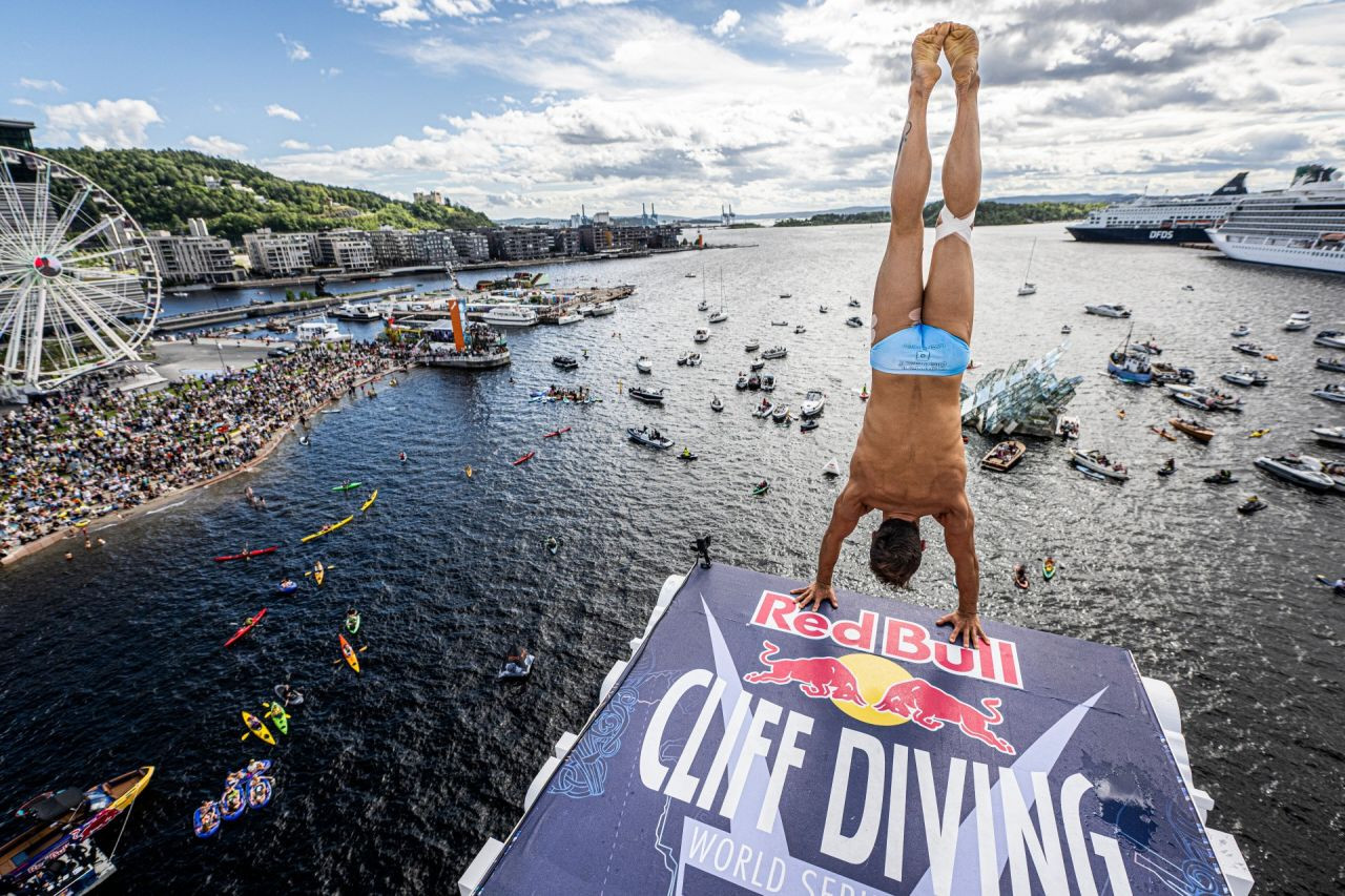 Medalie de bronz! Constantin Popovici răm&acirc;ne &icirc;n lupta pentru un nou titlu &icirc;n Seria Mondială Red Bull Cliff Diving&nbsp;