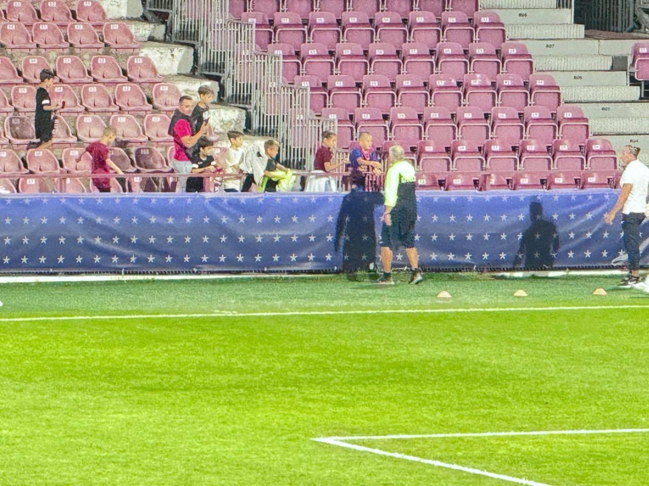 Ce nu s-a văzut la TV! Gestul făcut de Dan Petrescu, după ce a fost eliminat de arbitru_2