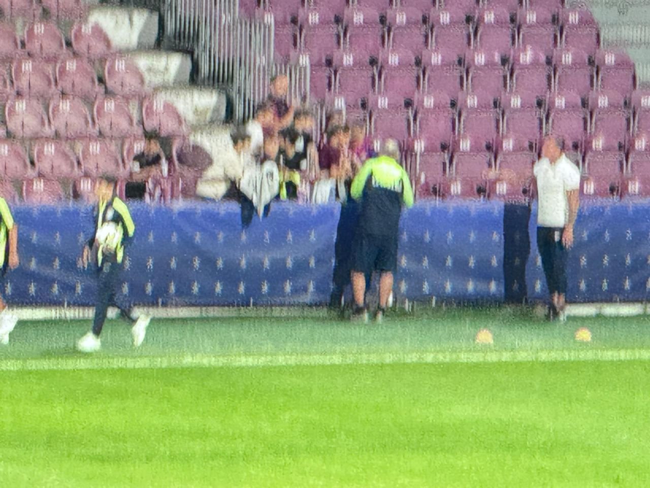 Ce nu s-a văzut la TV! Gestul făcut de Dan Petrescu, după ce a fost eliminat de arbitru_3