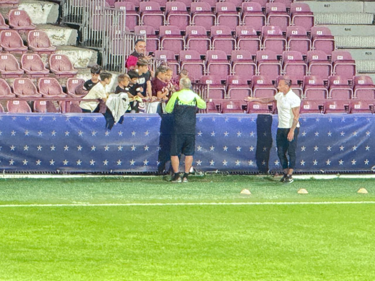Ce nu s-a văzut la TV! Gestul făcut de Dan Petrescu, după ce a fost eliminat de arbitru_4