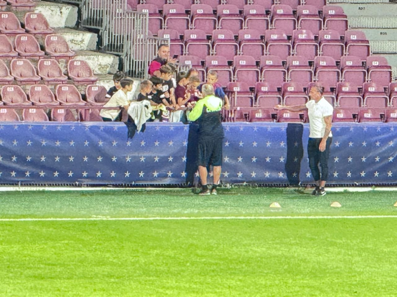 Ce nu s-a văzut la TV! Gestul făcut de Dan Petrescu, după ce a fost eliminat de arbitru_5