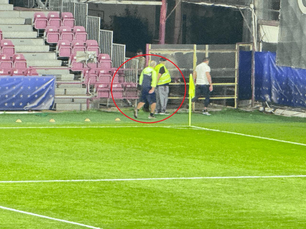 Ce nu s-a văzut la TV! Gestul făcut de Dan Petrescu, după ce a fost eliminat de arbitru_1