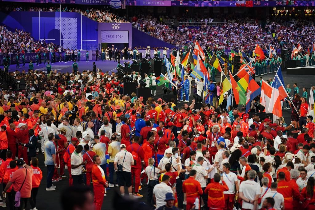 Ceremonie grandioasă la încheierea Jocurilor Olimpice de la Paris! Mihaela Cambei a purtat drapelul României_3